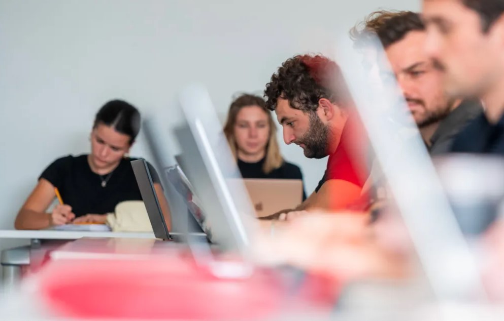 Technology-Driven-Advantages-Affecting-MBA-vs-EMBA-Salary